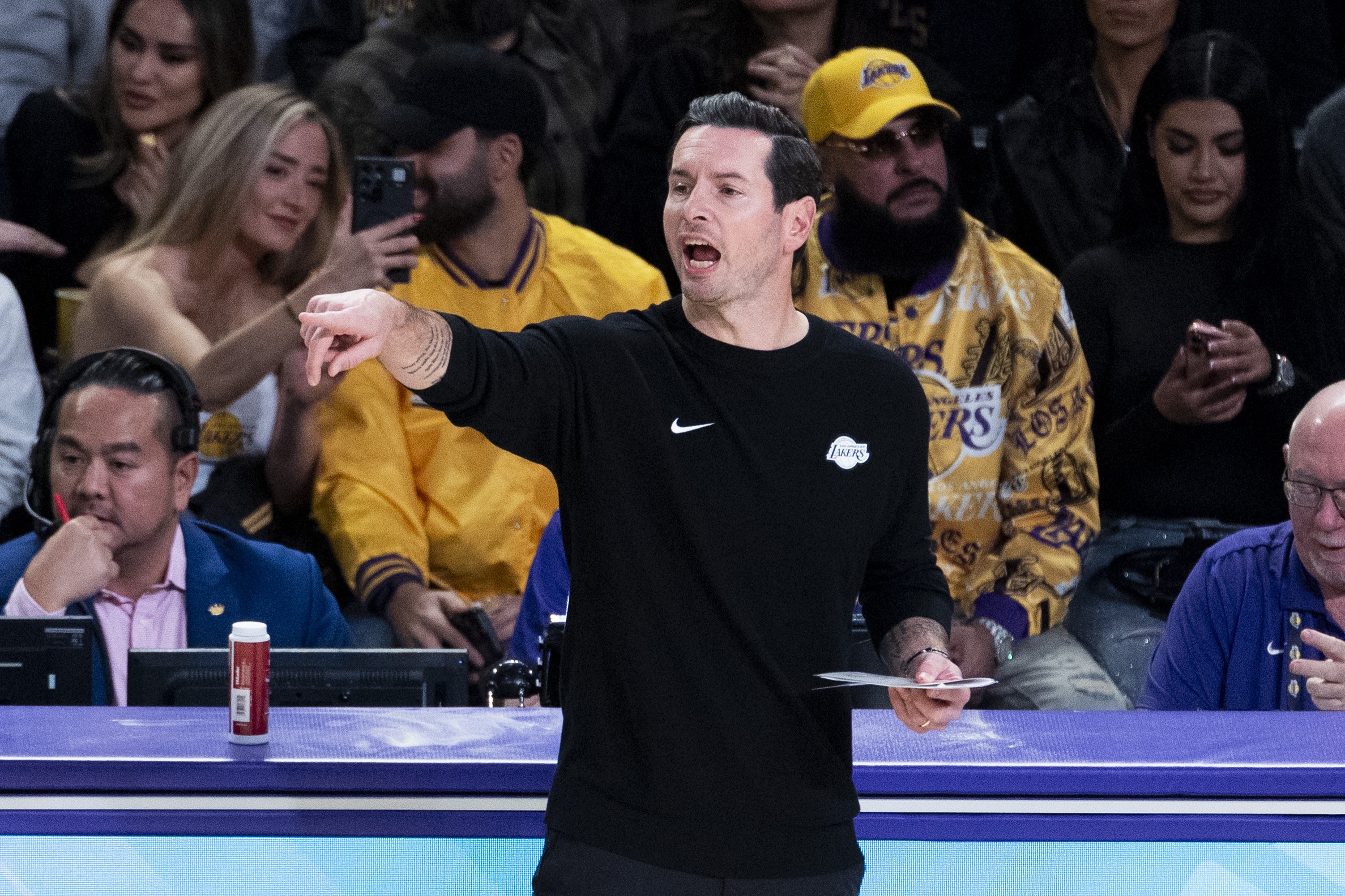 开云官网-雷迪克：我们的防守有些迟疑 因惧怕被突破防守站位离对手太远