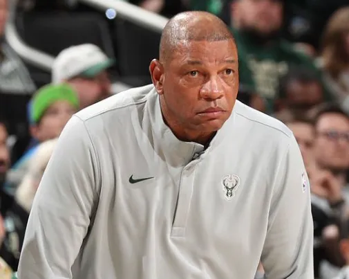 开云官网-里弗斯：伤病、字母哥的交易传言是雄鹿本赛季失败的原因