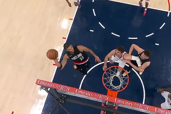 开云-卡马拉空中摘板抡臂砸扣可惜扣飞，开拓者还领先快船10分