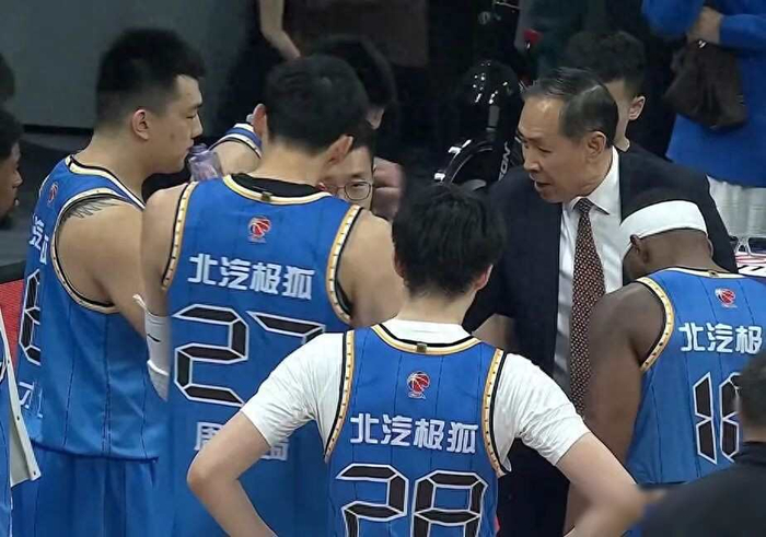 北京队眼下处境尴尬，外援换人风波不断，李楠禁赛将满|安东尼·戴维斯|斯宾塞-丁威迪|斯宾塞·丁维迪|北京首钢|曾凡博_新浪体育_新浪新闻